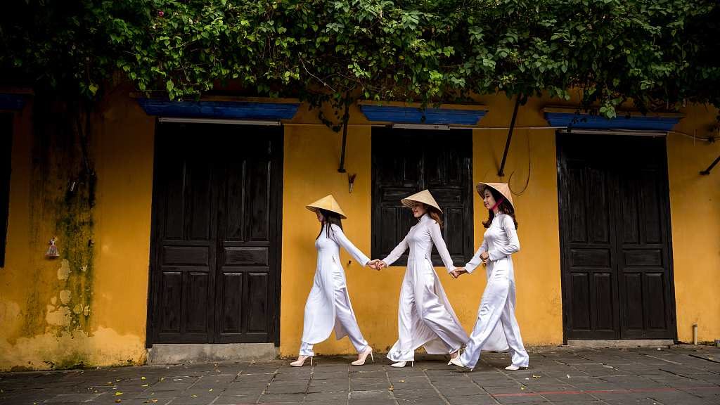 Vietnam travel itinerary - Girls in Ao Dai at Hoi An